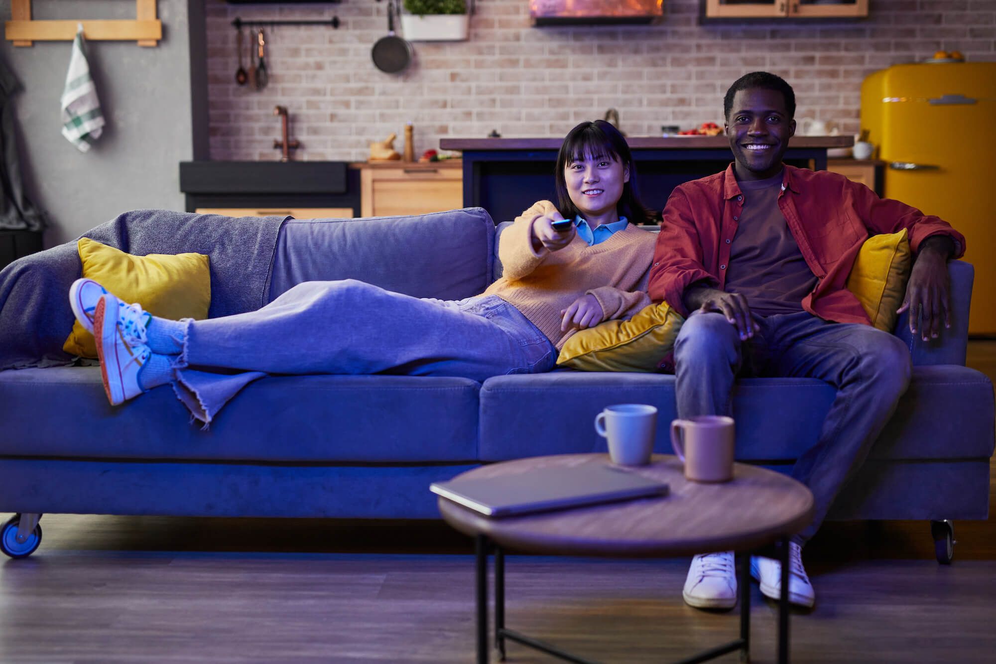 A couple ready to binge watch an entire season on Netflix